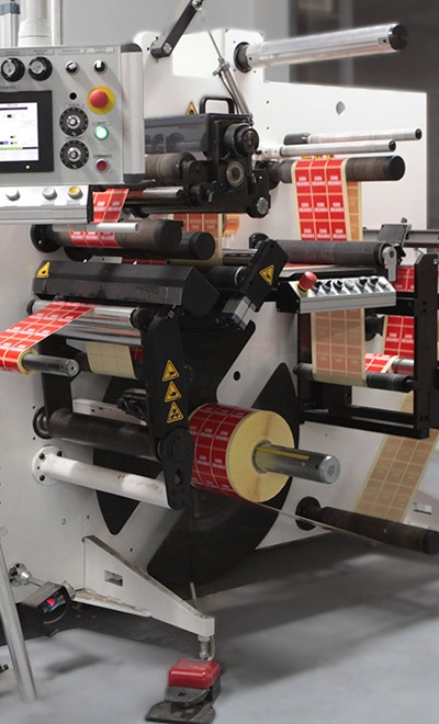 Máquina para la fabricación e impresión de etiquetas adhesivas personalizadas